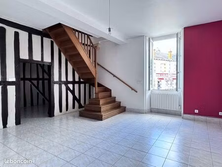 maison t3 de caractère 65 m² - 2 chambres - allogny - 600 /mois