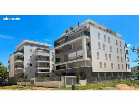 avec une belle terrasse pour profiter du soleil...