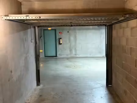 location parking 14 m² à nimes (30000)  100 €