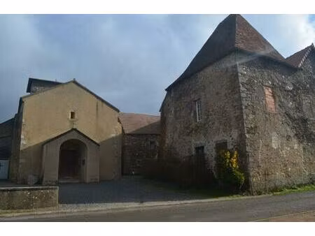 maison du 14°chargée d'histoire. terrain. garage