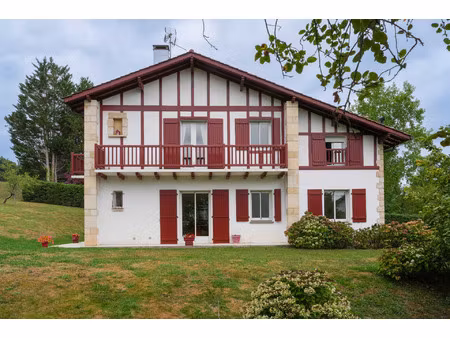entre authenticité basque et art de vivre  une propriété familiale d’exception aux portes 