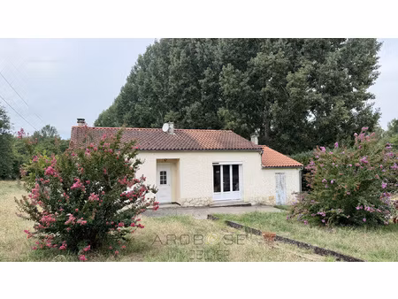 maison de plain pied avec jardin autour .