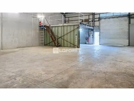 entrepôt / local commercial de 200 m2 à baie-mahault jarry avec parking
