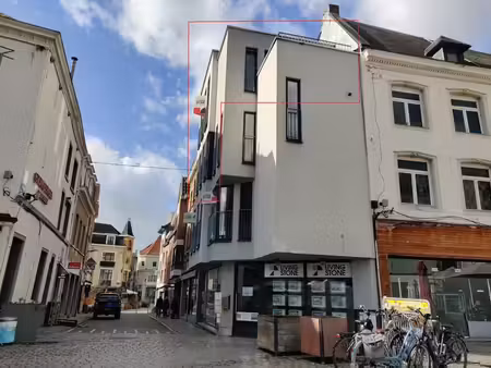 duplex avec terrasse en plein centre de hal