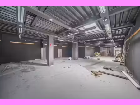 spacieux espace commercial avec une surface utile de ± 222m²