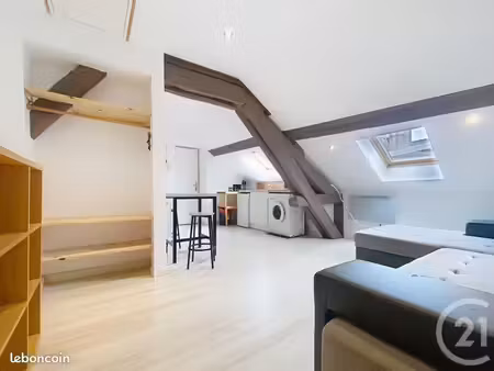 studio sous les combles – 30 m² (50 m² au sol) – centre-ville – 500 charges comprises