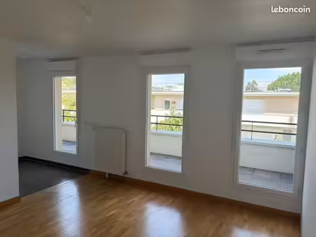 saint-germain-en-laye – quartier bel-air superbe t2 rénové avec terrasse de 10 m²  parking