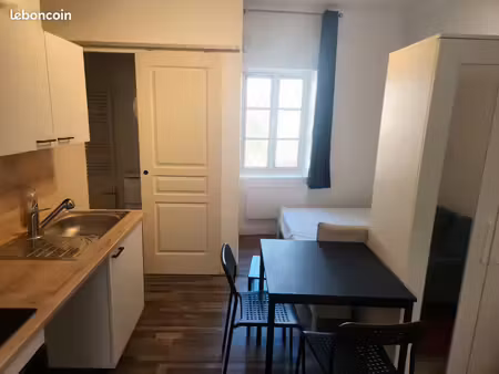 studio meublé 5 min pied rer livry. très calme