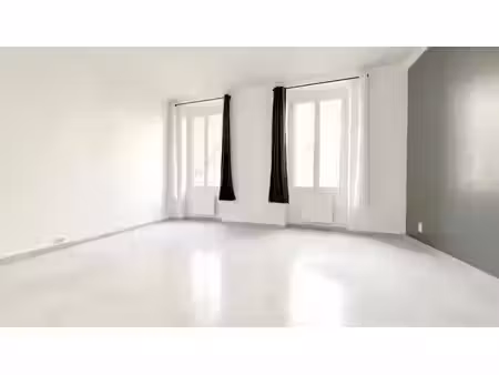 location locaux professionnels 3 pièces 48 m² à aix-en-provence (13090)  995 €