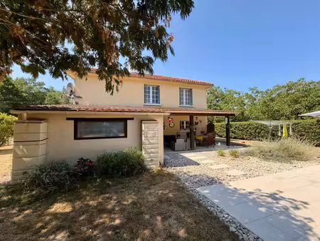 maison à proximité du centre de trémolat avec piscine hors sol