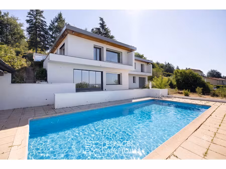 une architecture contemporaine ouverte sur un panorama d'exception