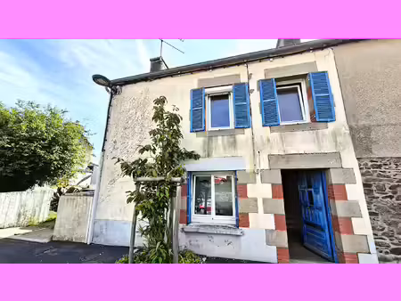 maison de bourg en pierre avec jardin intime et stationnemen