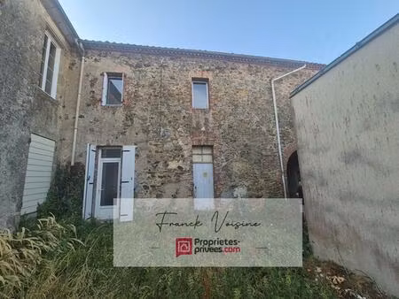 a vendre à rochetrejoux en centre bourg  maison ancienne à rénover