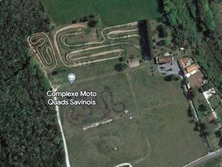 terrain de loisirs de 5 ha comprenant 1 bâtiment raccordé à