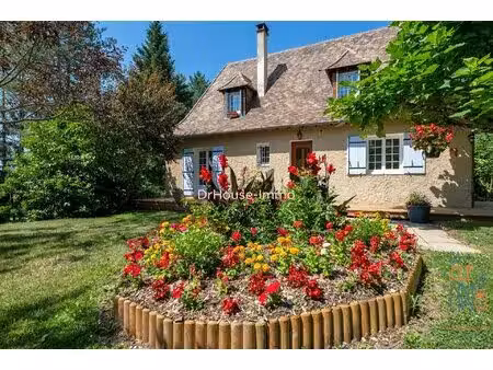 emplacement de choix pour cette très belle maison édifiée sur sous-sol