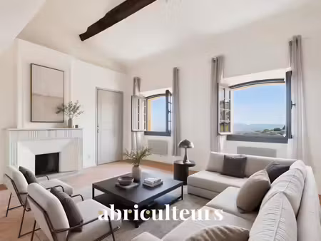 lumineux appartement de 54 m² habitables en vente dans le centre historique de grasse...