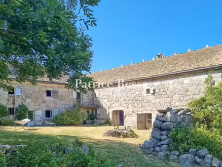 sur un plateau du mont lozère en pleine nature  une ancienne ferme et son logis du 19e s..