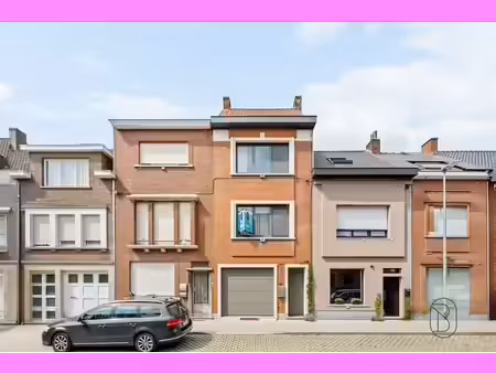 maison récemment rénovée comprenant 3 chambres et un charman