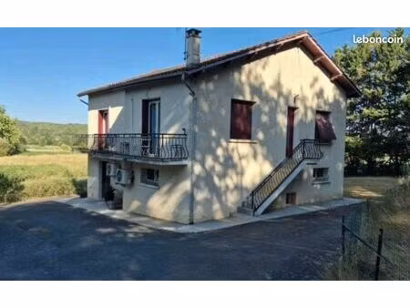 maison familiale 4 chambres avec grand terrain et sous-sol complet