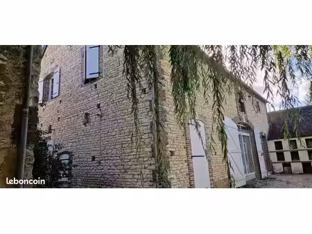 à louer t5 appartement rénové dans corps de ferme  poutres apparentes