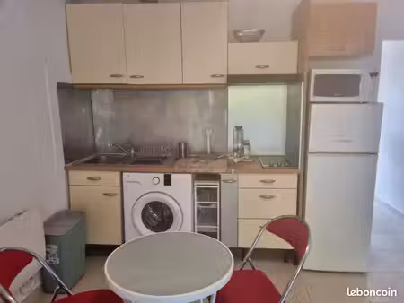 23 m². studio étudiant meublé. rénové à neuf. proche campus la garde. 580 euros c.c