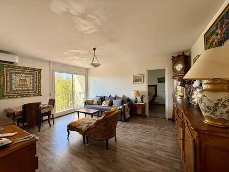 très beau t2 avec ascenseur  balcon et vue sur le canal