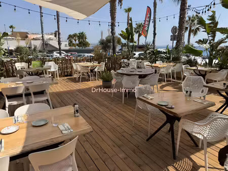 restaurant en bordure de plage avec une grande terrasse vue mer.