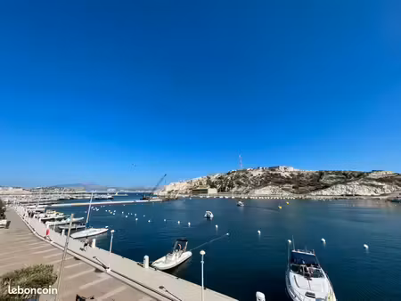 appartement avec terrasse au frioul – vue panoramique sur marseille et le château d'if