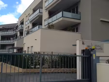 garage box fermé dans une résidence sécurisée