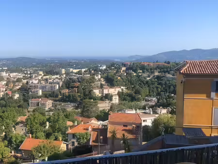 grasse centre historique: grand 2 pièces avec balcon  vue panoramique  parking
