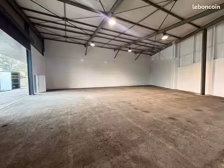 local activite 300m2 + bureaux + quai