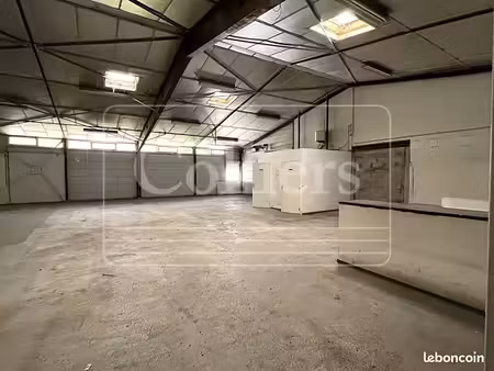 local industriel 300 m²