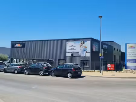 loue local commercial pelissanne