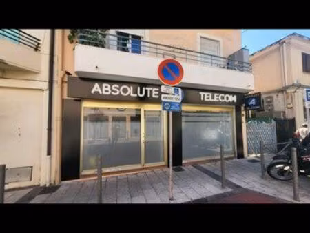 local commercial 94 m² — vitrine 6 m — hyper-centre golfe-juan — 2 000 /mois cc — bail 3/6