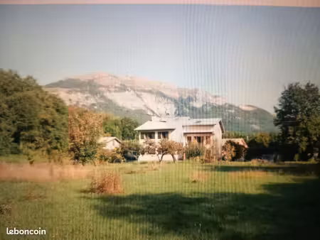 maison avec fort potentiel  dépendance à rénover  garage et terrain de plus de 6000 m2