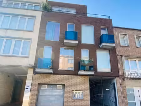 bel emplacement de parking + cave 5m² - petit immeuble.