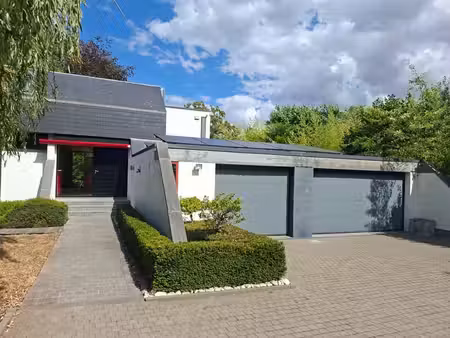 villa 4 façades  moderne et atypique sur 13 ares 50 ca.
