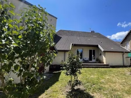 grande maison familiale de 174 m² avec terrasse  garage et terrain clos