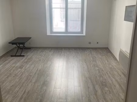 studio f1 rdc refait à neuf