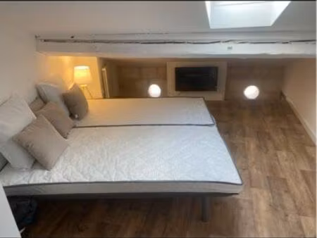 studio meublé équipe avec eau électricité chauffage internet compris dans le loyer au cent