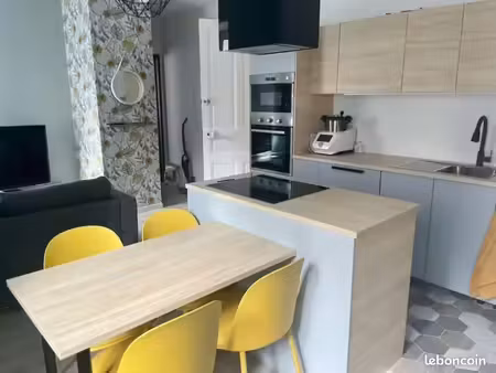 t2 45 m² meublé - entièrement rénové - cuisine équipée - disponible