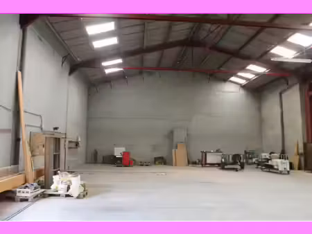 maison habitable   avec un grand garage de 600 m2