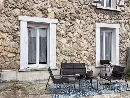 maison avec jardin et garage.