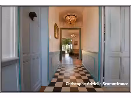 grande maison bourgeoise et son studio indépendant au coeur d'un village avec services