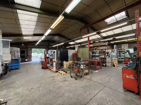 local d'activté avec bureaux et parking