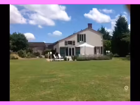 superbe logement de 2 chambres avec une grande grange et un gîte indépendant à rénover