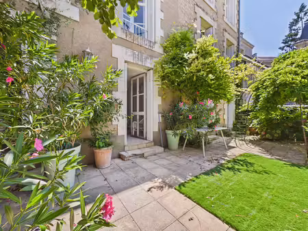 demeure de caractère de 376 m2 sur le plateau de poitiers avec 10 chambres et jardin
