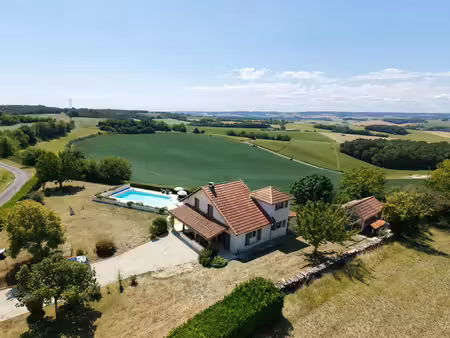 superbe propriété de 5 chambres offrant une vue panoramique à 360°