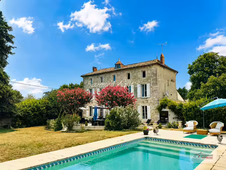 une élégante maison de maître au coeur du vignoble de dordogn