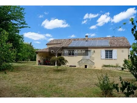 ensemble immobilier avec maison principale et appartement indépendant